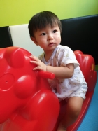 10809可愛搖搖馬～初體驗，給寶寶拍拍手哦！