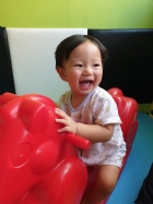 10809可愛搖搖馬～初體驗，給寶寶拍拍手哦！