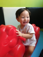 10809可愛搖搖馬～初體驗，給寶寶拍拍手哦！