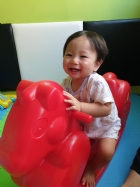 10809可愛搖搖馬～初體驗，給寶寶拍拍手哦！