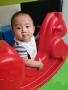 10809可愛搖搖馬～初體驗，給寶寶拍拍手哦！