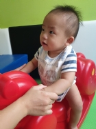 10809可愛搖搖馬～初體驗，給寶寶拍拍手哦！