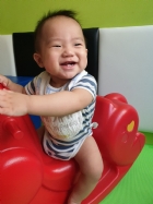 10809可愛搖搖馬～初體驗，給寶寶拍拍手哦！