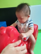 10809可愛搖搖馬～初體驗，給寶寶拍拍手哦！