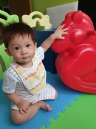 10809可愛搖搖馬～初體驗，給寶寶拍拍手哦！