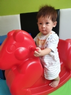 10809可愛搖搖馬～初體驗，給寶寶拍拍手哦！