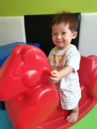 10809可愛搖搖馬～初體驗，給寶寶拍拍手哦！