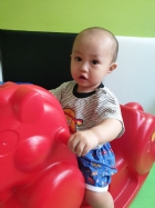10809可愛搖搖馬～初體驗，給寶寶拍拍手哦！