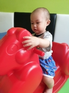 10809可愛搖搖馬～初體驗，給寶寶拍拍手哦！