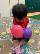 10812寶寶玩氣球