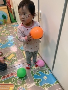 10812寶寶玩氣球