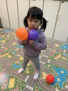 10812寶寶玩氣球