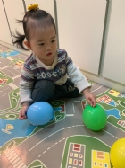 10812寶寶玩氣球