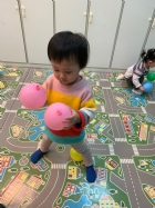 10812寶寶玩氣球