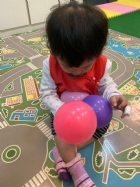 10812寶寶玩氣球