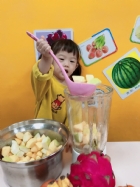 感謝家長的參與!!小朋友們看著果汁機內的水果轉來轉去,都說好像在跳舞哦!!