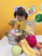 感謝家長的參與!!小朋友們看著果汁機內的水果轉來轉去,都說好像在跳舞哦!!