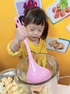 感謝家長的參與!!小朋友們看著果汁機內的水果轉來轉去,都說好像在跳舞哦!!