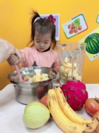 感謝家長的參與!!小朋友們看著果汁機內的水果轉來轉去,都說好像在跳舞哦!!