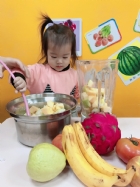 感謝家長的參與!!小朋友們看著果汁機內的水果轉來轉去,都說好像在跳舞哦!!