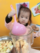 感謝家長的參與!!小朋友們看著果汁機內的水果轉來轉去,都說好像在跳舞哦!!