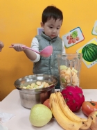 感謝家長的參與!!小朋友們看著果汁機內的水果轉來轉去,都說好像在跳舞哦!!