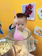 感謝家長的參與!!小朋友們看著果汁機內的水果轉來轉去,都說好像在跳舞哦!!