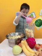 感謝家長的參與!!小朋友們看著果汁機內的水果轉來轉去,都說好像在跳舞哦!!