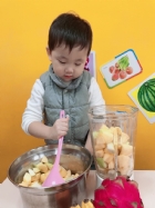 感謝家長的參與!!小朋友們看著果汁機內的水果轉來轉去,都說好像在跳舞哦!!