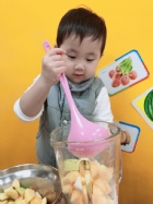 感謝家長的參與!!小朋友們看著果汁機內的水果轉來轉去,都說好像在跳舞哦!!