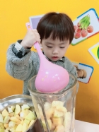 感謝家長的參與!!小朋友們看著果汁機內的水果轉來轉去,都說好像在跳舞哦!!