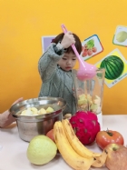 感謝家長的參與!!小朋友們看著果汁機內的水果轉來轉去,都說好像在跳舞哦!!