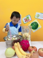 感謝家長的參與!!小朋友們看著果汁機內的水果轉來轉去,都說好像在跳舞哦!!