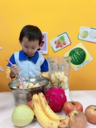 感謝家長的參與!!小朋友們看著果汁機內的水果轉來轉去,都說好像在跳舞哦!!