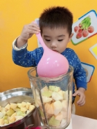 感謝家長的參與!!小朋友們看著果汁機內的水果轉來轉去,都說好像在跳舞哦!!