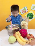 感謝家長的參與!!小朋友們看著果汁機內的水果轉來轉去,都說好像在跳舞哦!!