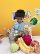 感謝家長的參與!!小朋友們看著果汁機內的水果轉來轉去,都說好像在跳舞哦!!