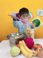 感謝家長的參與!!小朋友們看著果汁機內的水果轉來轉去,都說好像在跳舞哦!!