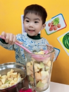 感謝家長的參與!!小朋友們看著果汁機內的水果轉來轉去,都說好像在跳舞哦!!