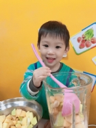 感謝家長的參與!!小朋友們看著果汁機內的水果轉來轉去,都說好像在跳舞哦!!