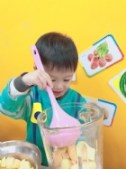 感謝家長的參與!!小朋友們看著果汁機內的水果轉來轉去,都說好像在跳舞哦!!