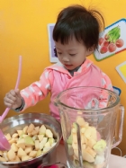 感謝家長的參與!!小朋友們看著果汁機內的水果轉來轉去,都說好像在跳舞哦!!