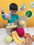 感謝家長的參與!!小朋友們看著果汁機內的水果轉來轉去,都說好像在跳舞哦!!