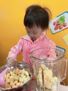 感謝家長的參與!!小朋友們看著果汁機內的水果轉來轉去,都說好像在跳舞哦!!