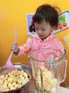 感謝家長的參與!!小朋友們看著果汁機內的水果轉來轉去,都說好像在跳舞哦!!