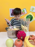 感謝家長的參與!!小朋友們看著果汁機內的水果轉來轉去,都說好像在跳舞哦!!