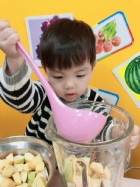 感謝家長的參與!!小朋友們看著果汁機內的水果轉來轉去,都說好像在跳舞哦!!