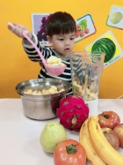 感謝家長的參與!!小朋友們看著果汁機內的水果轉來轉去,都說好像在跳舞哦!!