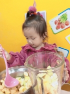 感謝家長的參與!!小朋友們看著果汁機內的水果轉來轉去,都說好像在跳舞哦!!