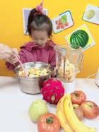 感謝家長的參與!!小朋友們看著果汁機內的水果轉來轉去,都說好像在跳舞哦!!